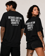 BECAUSE LOVE CAN BURN LIKE A CIGARETTE – weißes Unisex Oversize Shirt mit rotem Backprint, Statement T-Shirt, Dating Humor, Streetwear Geschenk