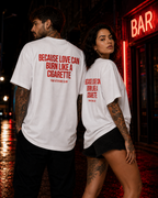 BECAUSE LOVE CAN BURN LIKE A CIGARETTE – weißes Unisex Oversize Shirt mit rotem Backprint, Statement T-Shirt, Dating Humor, Streetwear Geschenk