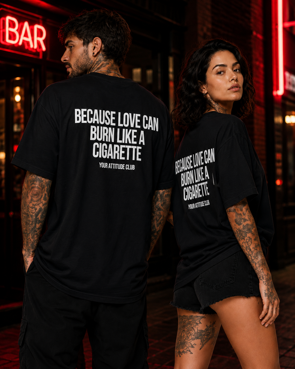 BECAUSE LOVE CAN BURN LIKE A CIGARETTE – weißes Unisex Oversize Shirt mit rotem Backprint, Statement T-Shirt, Dating Humor, Streetwear Geschenk
