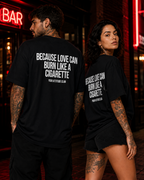 BECAUSE LOVE CAN BURN LIKE A CIGARETTE – weißes Unisex Oversize Shirt mit rotem Backprint, Statement T-Shirt, Dating Humor, Streetwear Geschenk
