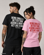 BEING SINGLE IS BETTER THAN ASKING A MAN TO ACT LIKE A MAN – Schwarzes Unisex T-Shirt mit weißem Backprint | Regular Fit Statement Shirt