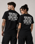 BEING SINGLE IS BETTER THAN ASKING A MAN TO ACT LIKE A MAN – Schwarzes Unisex T-Shirt mit weißem Backprint | Regular Fit Statement Shirt