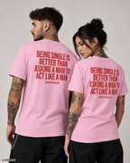 BEING SINGLE IS BETTER THAN ASKING A MAN TO ACT LIKE A MAN – Schwarzes Unisex T-Shirt mit weißem Backprint | Regular Fit Statement Shirt