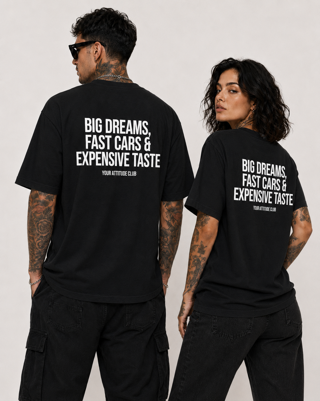 BIG DREAMS, FAST CARS & EXPENSIVE TASTE – weißes Unisex Oversize Shirt mit rotem Backprint, Statement T-Shirt, Streetwear Geschenk