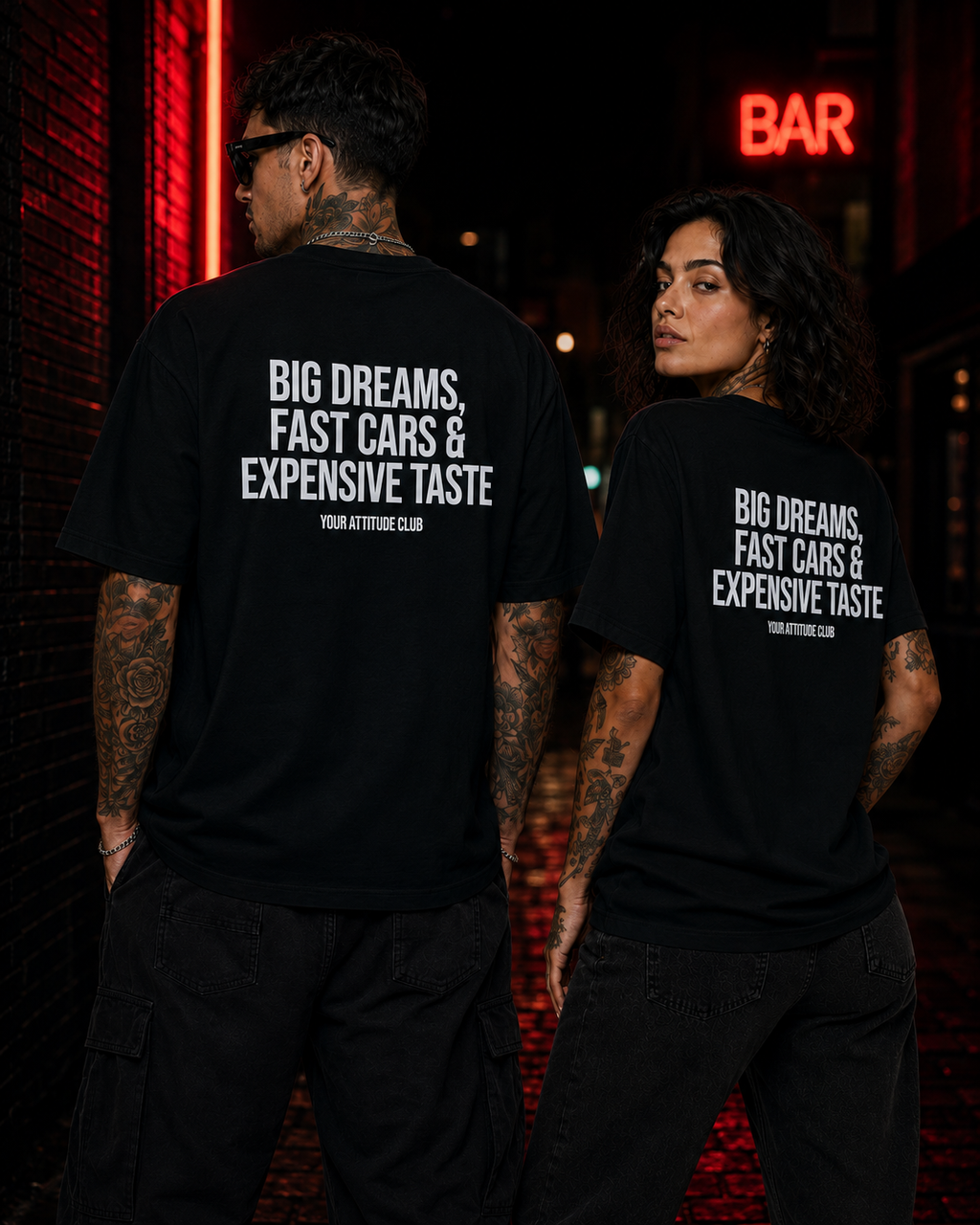 BIG DREAMS, FAST CARS & EXPENSIVE TASTE – weißes Unisex Oversize Shirt mit rotem Backprint, Statement T-Shirt, Streetwear Geschenk