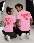 BORN TO SLAY FORCED TO WORK – Schwarzes Unisex T-Shirt mit weißem Backprint | Regular Fit Funny Work Shirt | Office Humor Statement Shirt