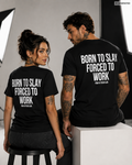 BORN TO SLAY FORCED TO WORK – Schwarzes Unisex T-Shirt mit weißem Backprint | Regular Fit Funny Work Shirt | Office Humor Statement Shirt