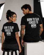 BORN TO SLAY FORCED TO WORK – Schwarzes Unisex T-Shirt mit weißem Backprint | Regular Fit Funny Work Shirt | Office Humor Statement Shirt
