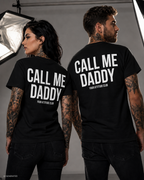 CALL ME DADDY – Weißes Unisex T-Shirt mit rotem Backprint | Regular Fit Statement Shirt | Flirty Adult Humor & Funny Couple Shirt