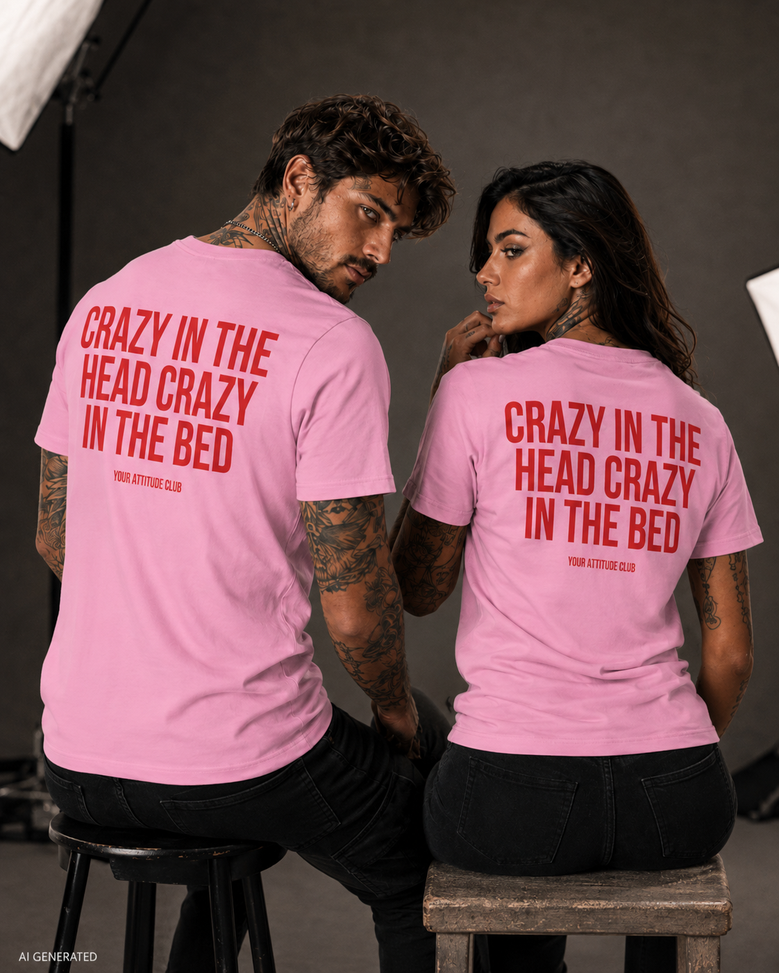 CRAZY IN THE HEAD CRAZY IN THE BED – Weißes Unisex T-Shirt mit rotem Backprint | Regular Fit Adult Humor & Funny Statement Shirt