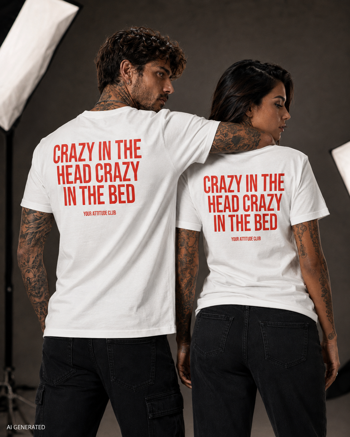 CRAZY IN THE HEAD CRAZY IN THE BED – Weißes Unisex T-Shirt mit rotem Backprint | Regular Fit Adult Humor & Funny Statement Shirt