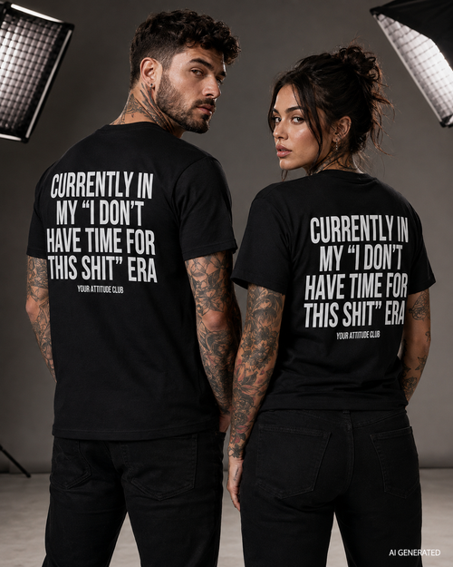 CURRENTLY IN MY “I DON’T HAVE TIME FOR THIS SHIT” ERA – Weißes Unisex T-Shirt mit rotem Backprint | Regular Fit Sarcastic Statement Shirt