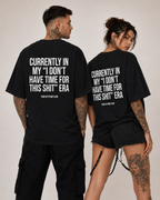 CURRENTLY IN MY “I DON’T HAVE TIME FOR THIS SHIT” ERA – weißes Unisex Oversize Shirt mit rotem Backprint, freches Statement T-Shirt, Streetwear Geschenk