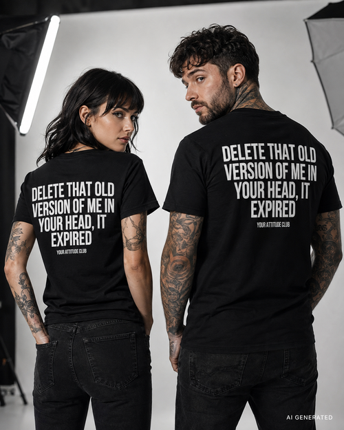 DELETE THAT OLD VERSION OF ME IN YOUR HEAD, IT EXPIRED – Weißes Unisex T-Shirt mit rotem Backprint | Regular Fit Self Growth Statement Shirt