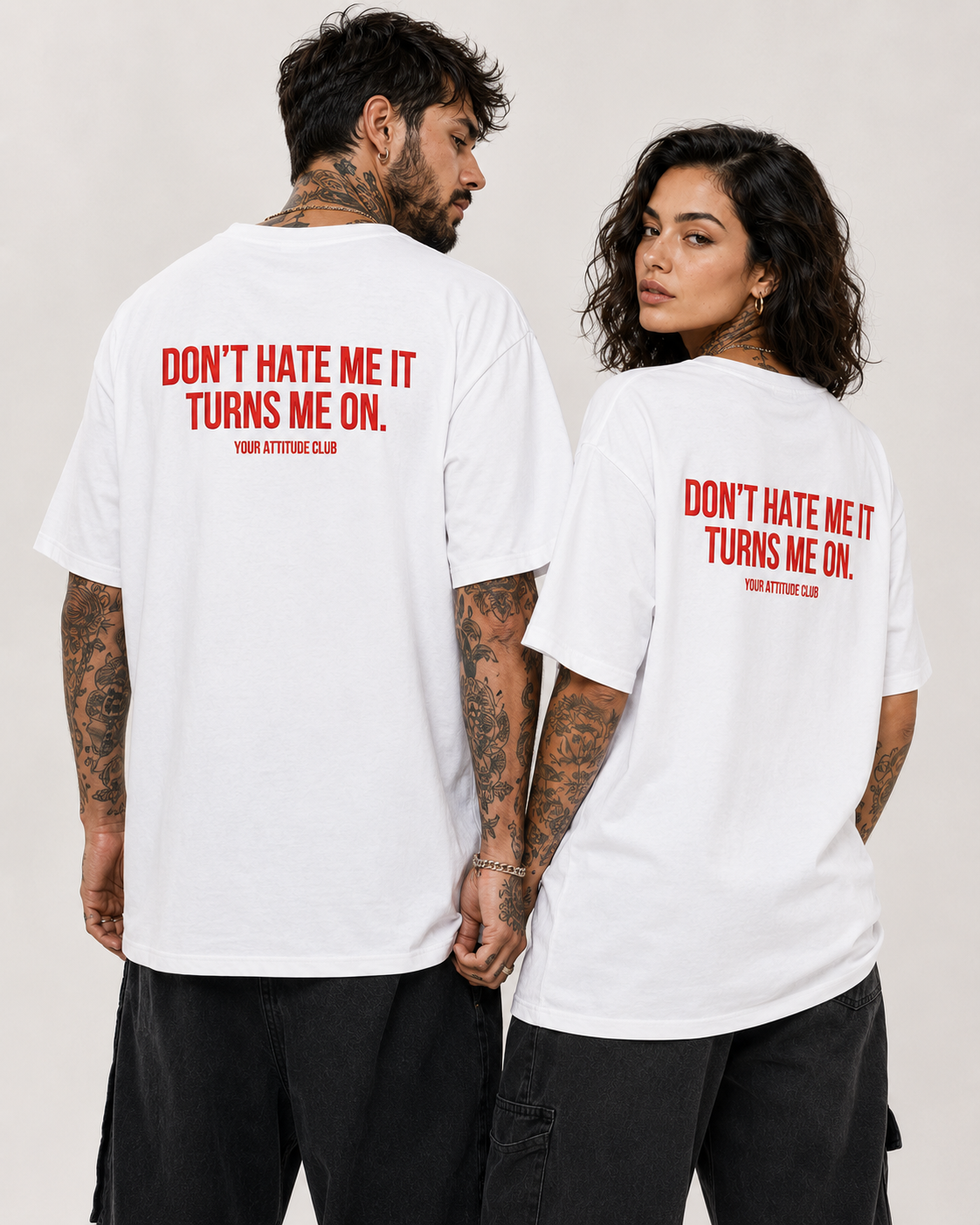 DON’T HATE ME IT TURNS ME ON. – Unisex Oversize T-Shirt mit Backprint, freches Statement Shirt, Streetwear Geschenk für Frauen und Männer