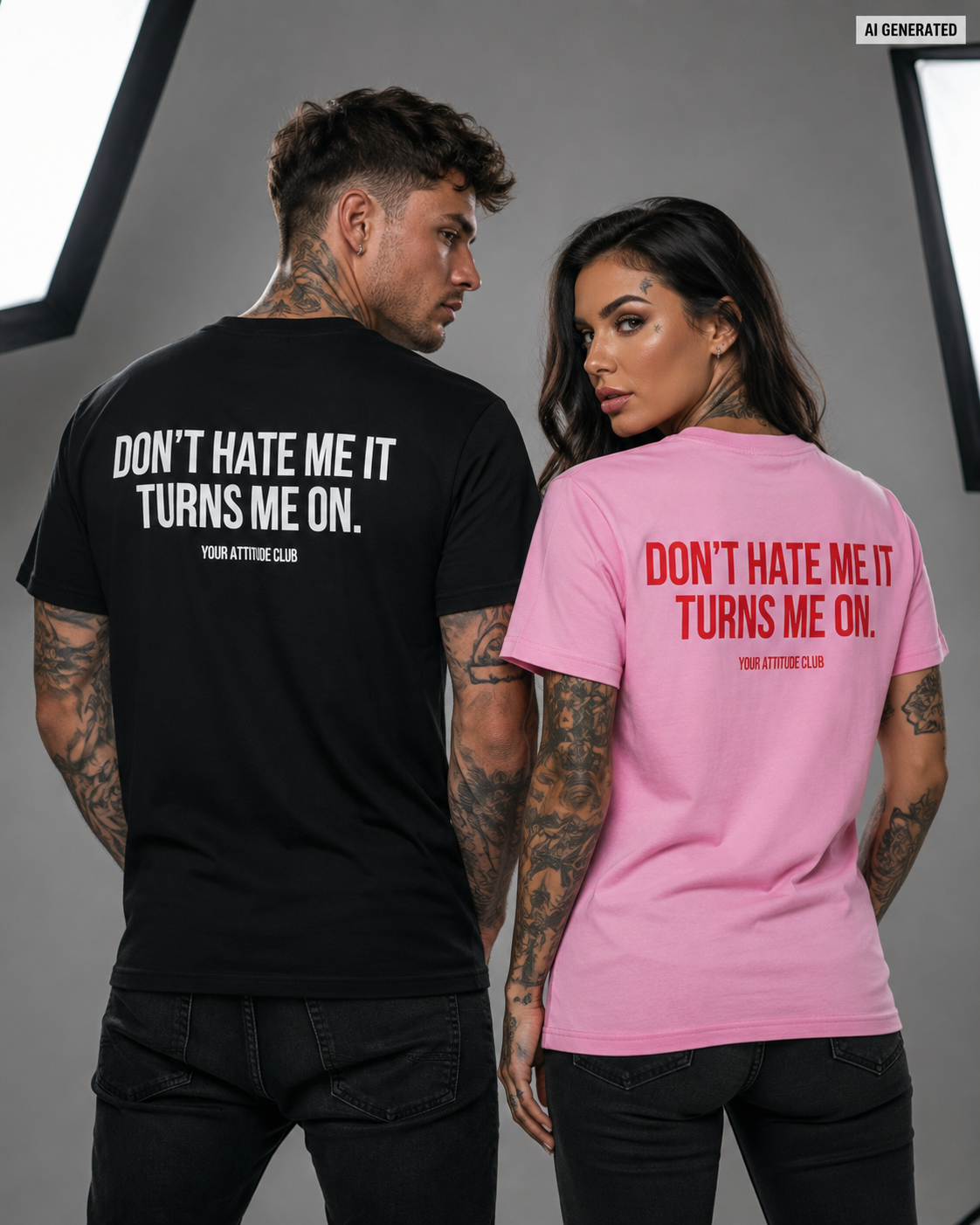 DON’T HATE ME IT TURNS ME ON. – Schwarzes Unisex T-Shirt mit weißem Backprint | Regular Fit Adult Humor Shirt | Flirty Statement T-Shirt