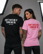 DON’T HATE ME IT TURNS ME ON. – Weißes Unisex T-Shirt mit rotem Backprint | Regular Fit Adult Humor Shirt | Flirty Statement T-Shirt