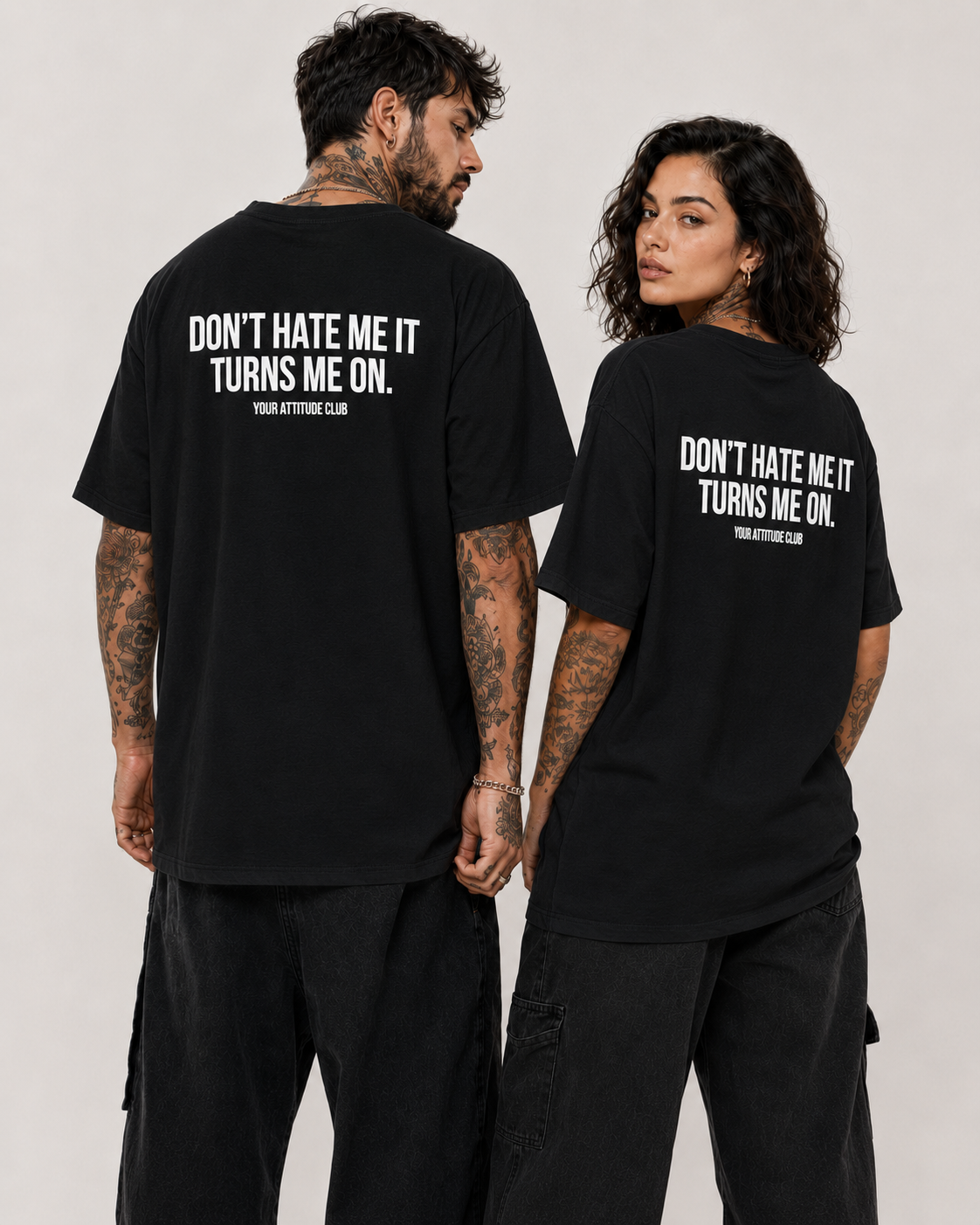 DON’T HATE ME IT TURNS ME ON. – Unisex Oversize T-Shirt mit Backprint, freches Statement Shirt, Streetwear Geschenk für Frauen und Männer