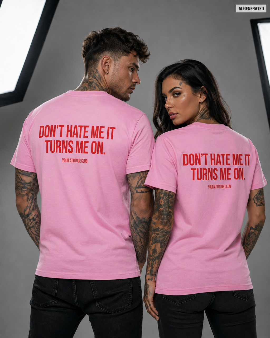 DON’T HATE ME IT TURNS ME ON. – Schwarzes Unisex T-Shirt mit weißem Backprint | Regular Fit Adult Humor Shirt | Flirty Statement T-Shirt