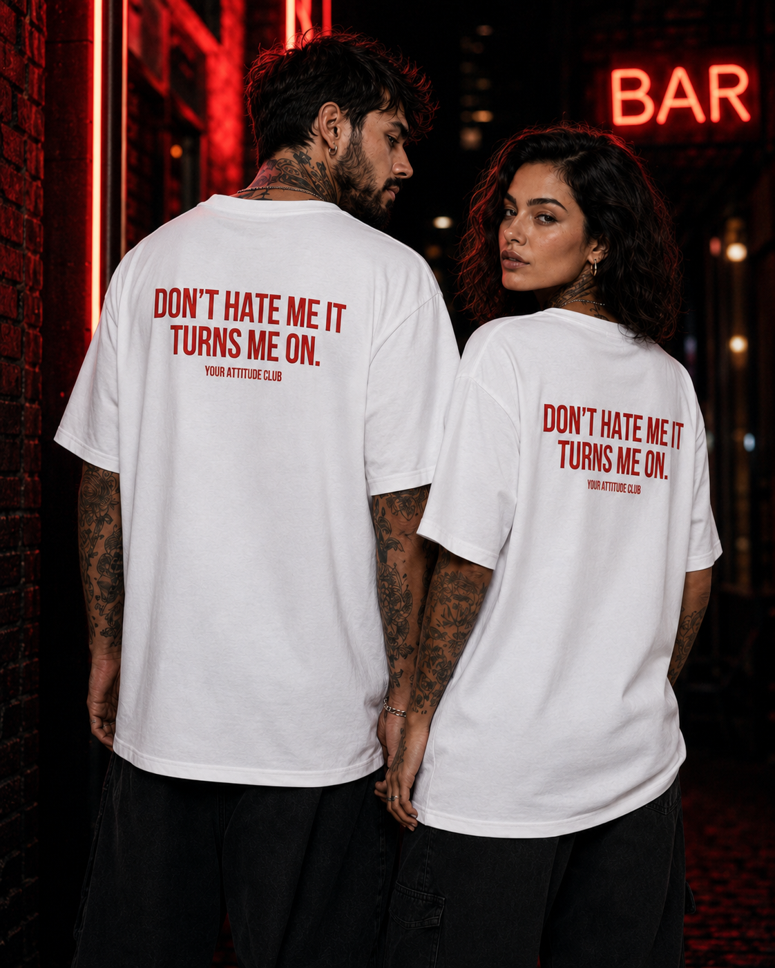 DON’T HATE ME IT TURNS ME ON. – Unisex Oversize T-Shirt mit Backprint, freches Statement Shirt, Streetwear Geschenk für Frauen und Männer