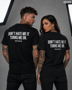 DON’T HATE ME IT TURNS ME ON. – Schwarzes Unisex T-Shirt mit weißem Backprint | Regular Fit Adult Humor Shirt | Flirty Statement T-Shirt