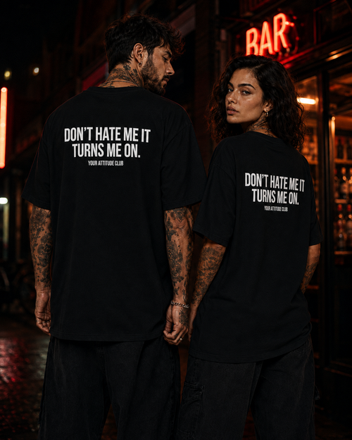DON’T HATE ME IT TURNS ME ON. – Unisex Oversize T-Shirt mit Backprint, freches Statement Shirt, Streetwear Geschenk für Frauen und Männer