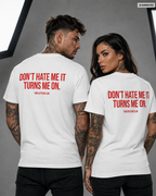 DON’T HATE ME IT TURNS ME ON. – Weißes Unisex T-Shirt mit rotem Backprint | Regular Fit Adult Humor Shirt | Flirty Statement T-Shirt