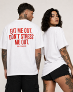 EAT ME OUT. DON’T STRESS ME OUT. – weißes Unisex Oversize Shirt mit rotem Backprint, freches Statement T-Shirt, Adult Humor, Streetwear Geschenk