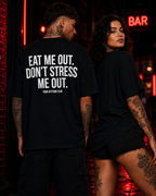 EAT ME OUT. DON’T STRESS ME OUT. – weißes Unisex Oversize Shirt mit rotem Backprint, freches Statement T-Shirt, Adult Humor, Streetwear Geschenk