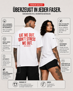 EAT ME OUT. DON’T STRESS ME OUT. – weißes Unisex Oversize Shirt mit rotem Backprint, freches Statement T-Shirt, Adult Humor, Streetwear Geschenk