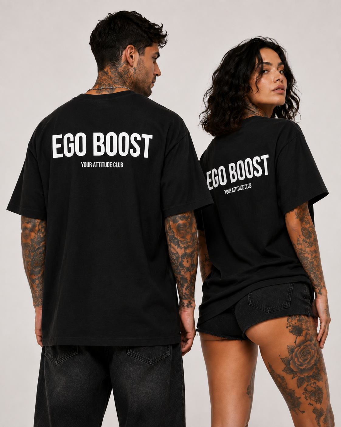 EGO BOOST – weißes Unisex Oversize Shirt mit rotem Backprint, freches Statement T-Shirt, selbstbewusster Spruch, Streetwear Geschenk
