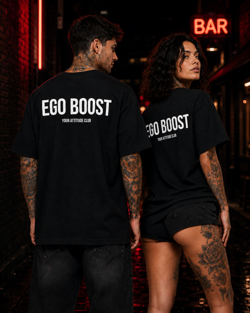 EGO BOOST – schwarzes Unisex Oversize Shirt mit weißem Backprint, freches Statement T-Shirt, selbstbewusster Spruch, Streetwear Geschenk