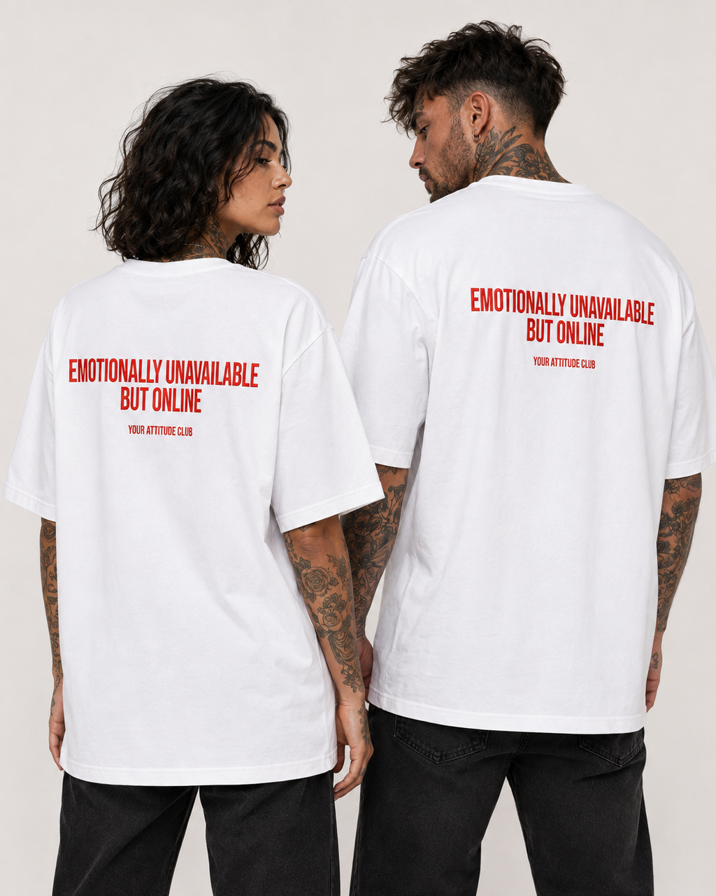 EMOTIONALLY UNAVAILABLE BUT ONLINE – weißes Unisex Oversize Shirt mit rotem Backprint, lustiges Statement T-Shirt, Dating Humor, Streetwear Geschenk