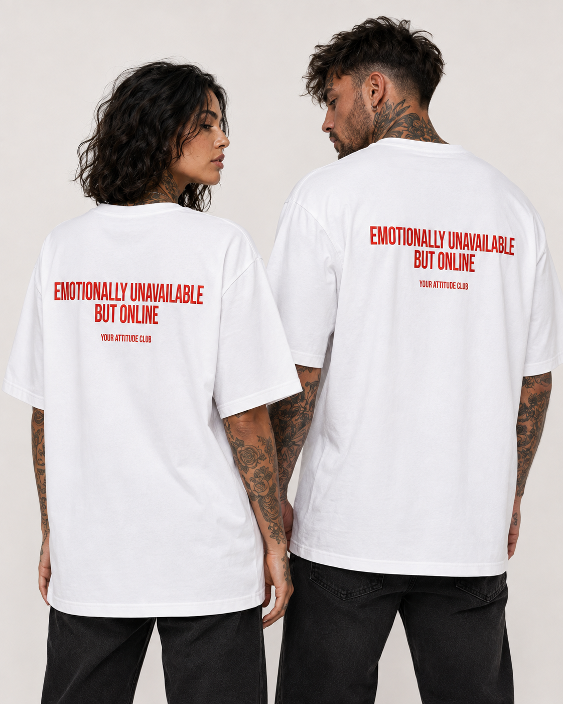 EMOTIONALLY UNAVAILABLE BUT ONLINE – weißes Unisex Oversize Shirt mit rotem Backprint, lustiges Statement T-Shirt, Dating Humor, Streetwear Geschenk