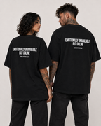 EMOTIONALLY UNAVAILABLE BUT ONLINE – weißes Unisex Oversize Shirt mit rotem Backprint, lustiges Statement T-Shirt, Dating Humor, Streetwear Geschenk