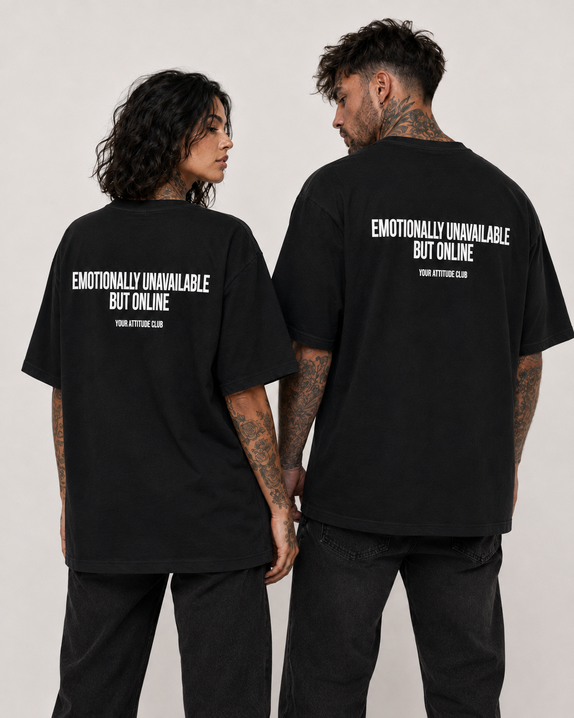 EMOTIONALLY UNAVAILABLE BUT ONLINE – weißes Unisex Oversize Shirt mit rotem Backprint, lustiges Statement T-Shirt, Dating Humor, Streetwear Geschenk