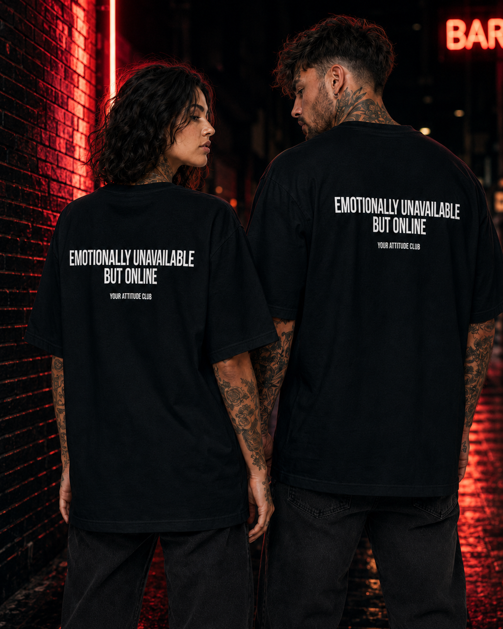 EMOTIONALLY UNAVAILABLE BUT ONLINE – weißes Unisex Oversize Shirt mit rotem Backprint, lustiges Statement T-Shirt, Dating Humor, Streetwear Geschenk
