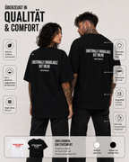 EMOTIONALLY UNAVAILABLE BUT ONLINE – weißes Unisex Oversize Shirt mit rotem Backprint, lustiges Statement T-Shirt, Dating Humor, Streetwear Geschenk