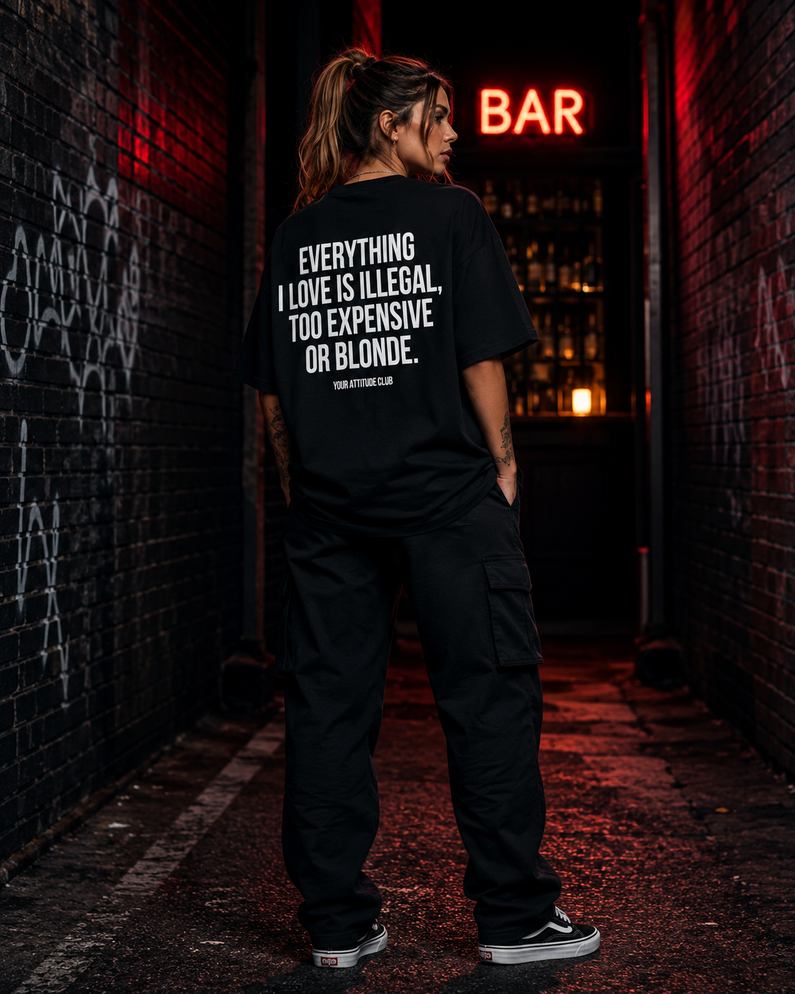 EVERYTHING I LOVE IS ILLEGAL, TOO EXPENSIVE OR BLONDE | Oversize Shirt Unisex mit Backprint, Statement Shirt aus Bio-Baumwolle
