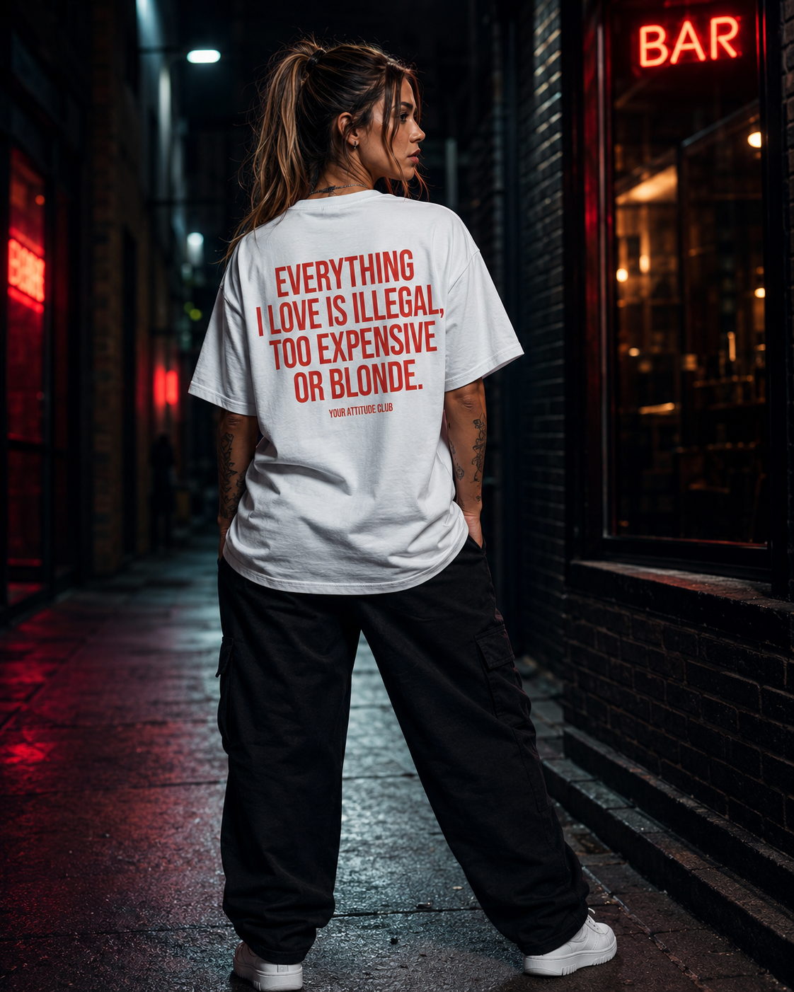 EVERYTHING I LOVE IS ILLEGAL, TOO EXPENSIVE OR BLONDE | Oversize Shirt Unisex mit Backprint, Statement Shirt aus Bio-Baumwolle