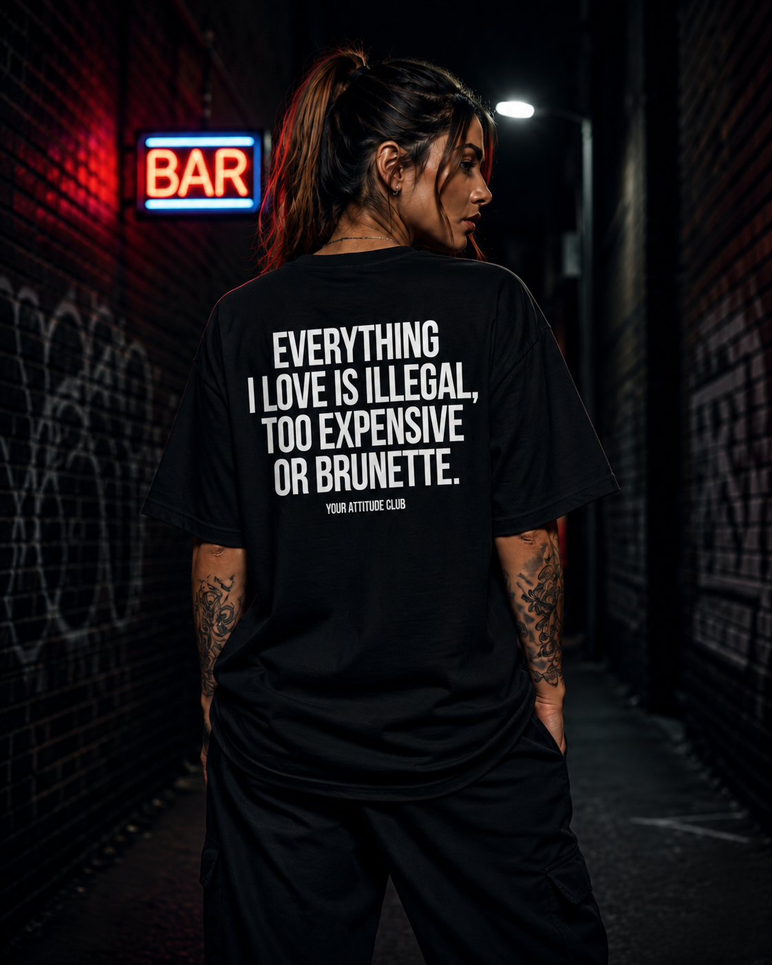 EVERYTHING I LOVE IS ILLEGAL, TOO EXPENSIVE OR BRUNETTE | Oversize Shirt Unisex mit Backprint, Statement Shirt aus Bio-Baumwolle