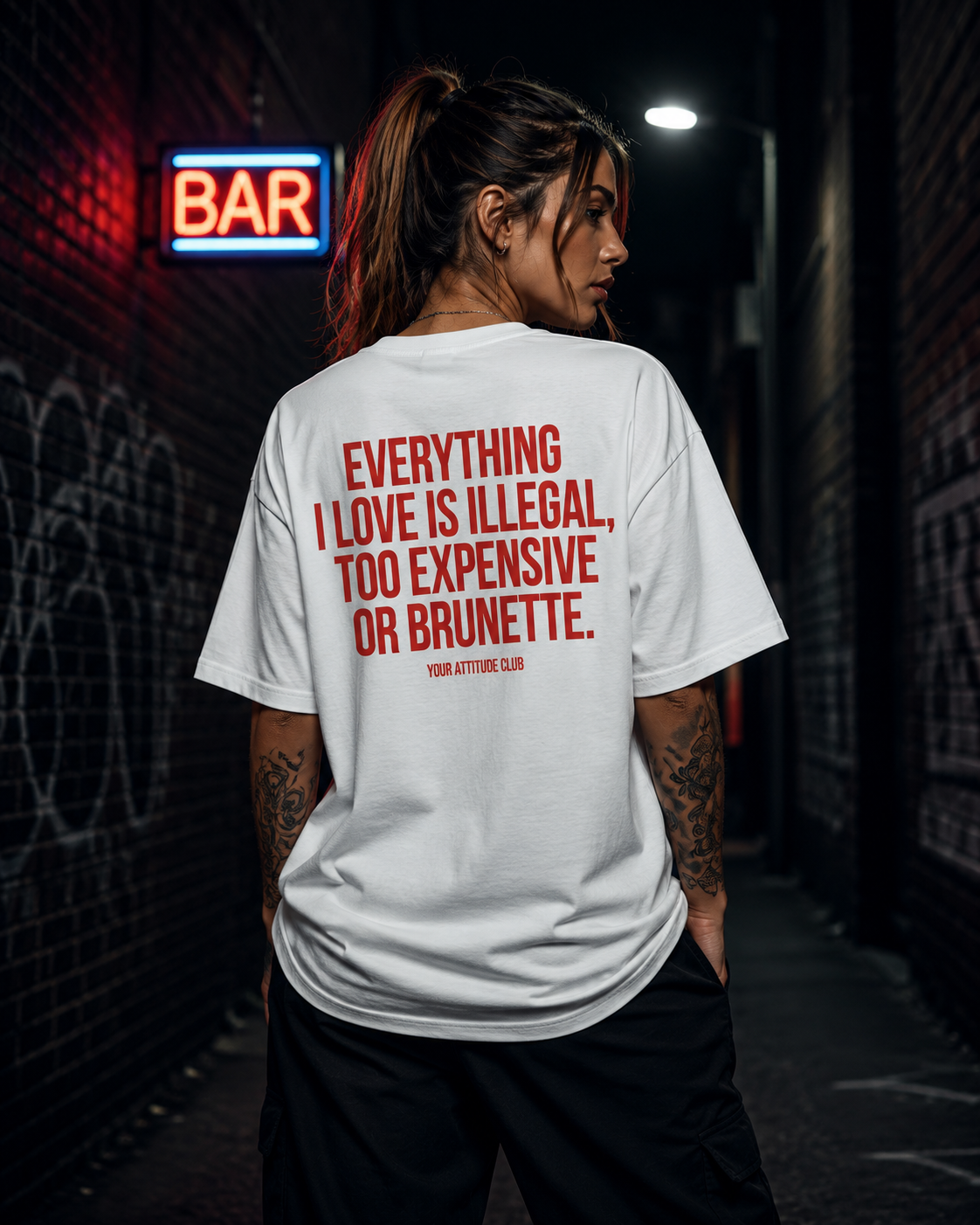 EVERYTHING I LOVE IS ILLEGAL, TOO EXPENSIVE OR BRUNETTE | Oversize Shirt Unisex mit Backprint, Statement Shirt aus Bio-Baumwolle