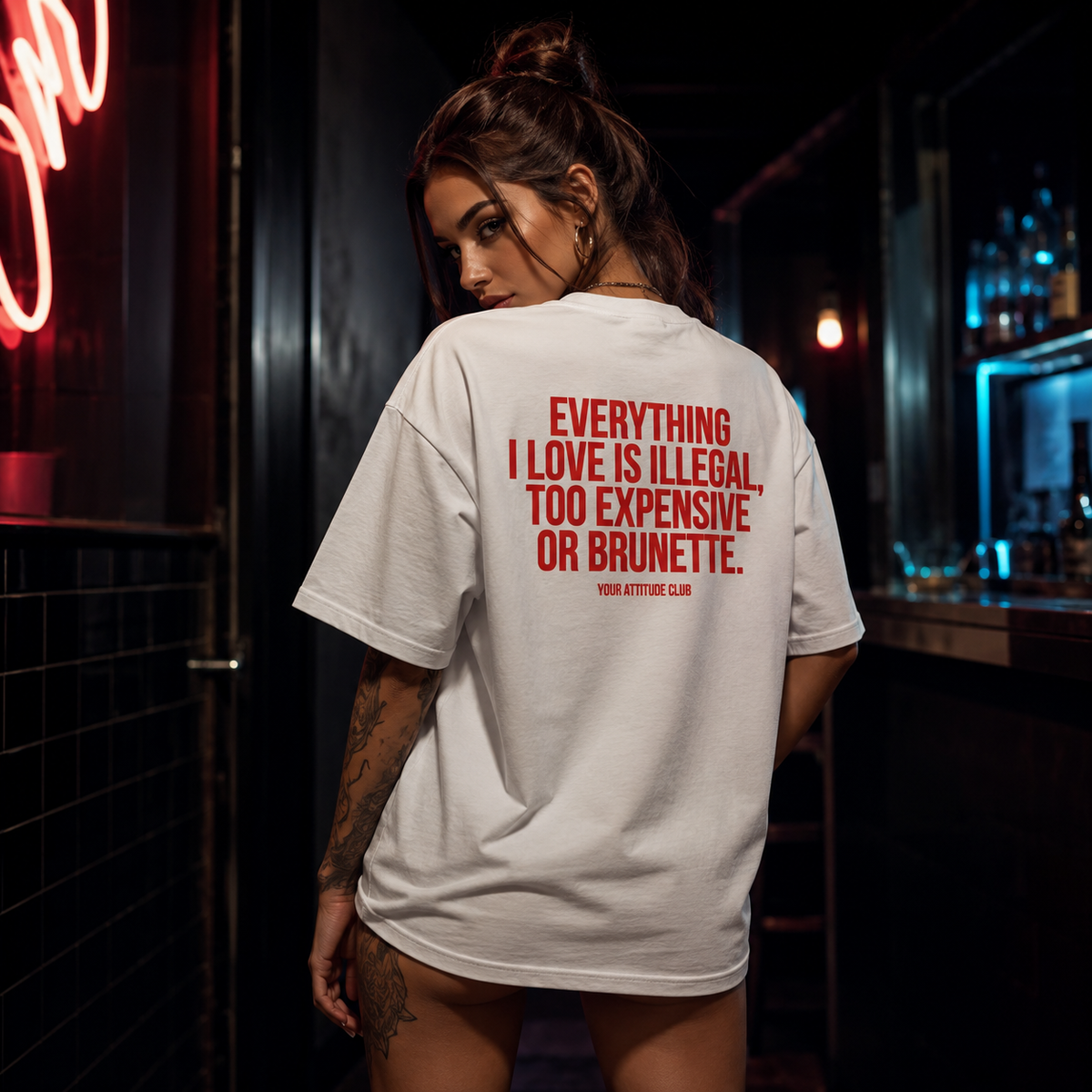 EVERYTHING I LOVE IS ILLEGAL, TOO EXPENSIVE OR BRUNETTE | Oversize Shirt Unisex mit Backprint, Statement Shirt aus Bio-Baumwolle