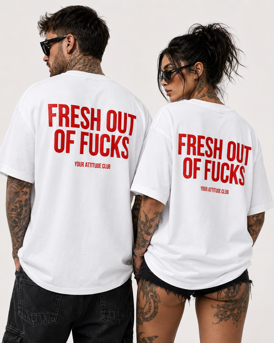 FRESH OUT OF FUCKS – weißes Unisex Oversize Shirt mit rotem Backprint, freches Statement T-Shirt, schwarzer Humor, Streetwear Geschenk