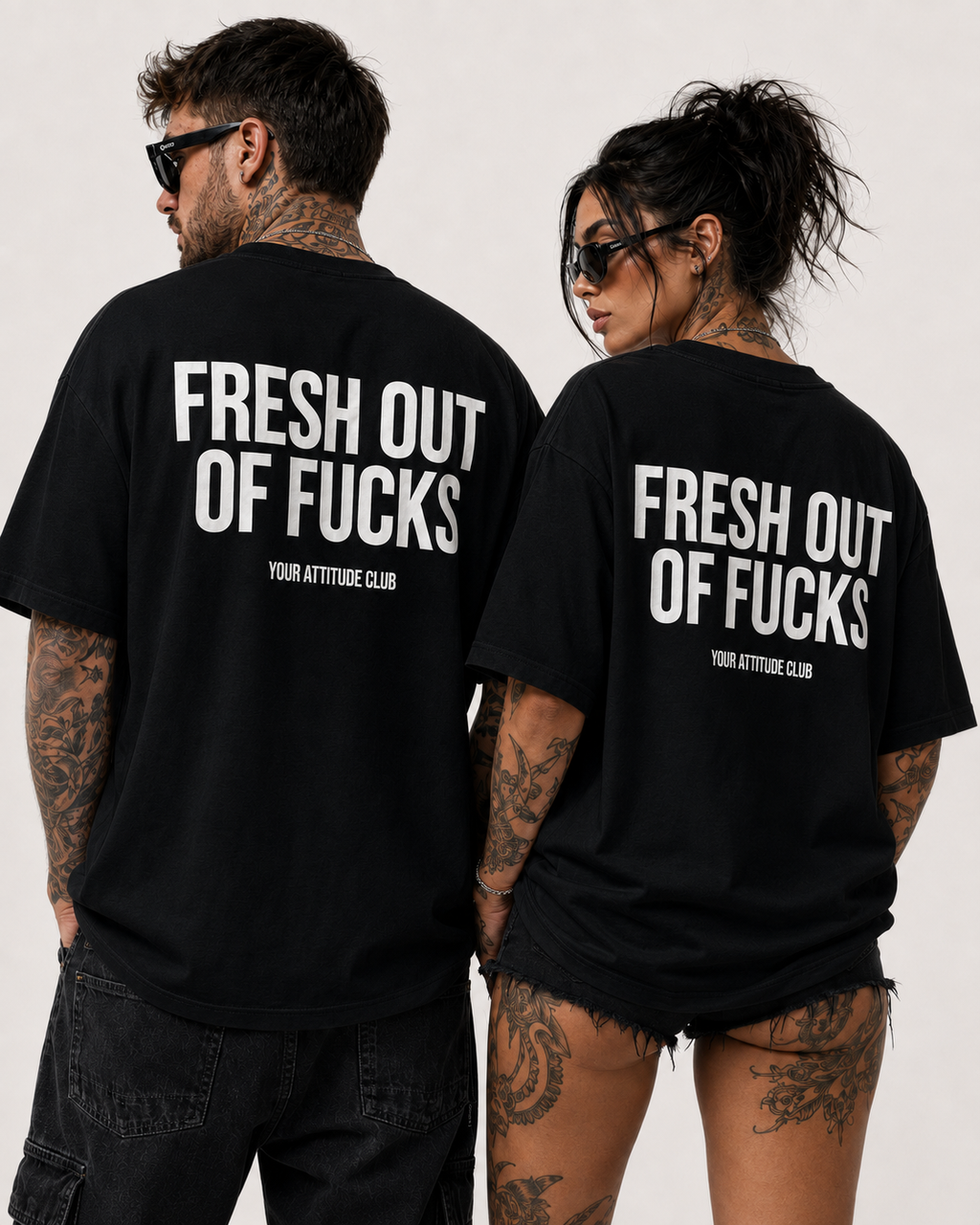 FRESH OUT OF FUCKS – weißes Unisex Oversize Shirt mit rotem Backprint, freches Statement T-Shirt, schwarzer Humor, Streetwear Geschenk