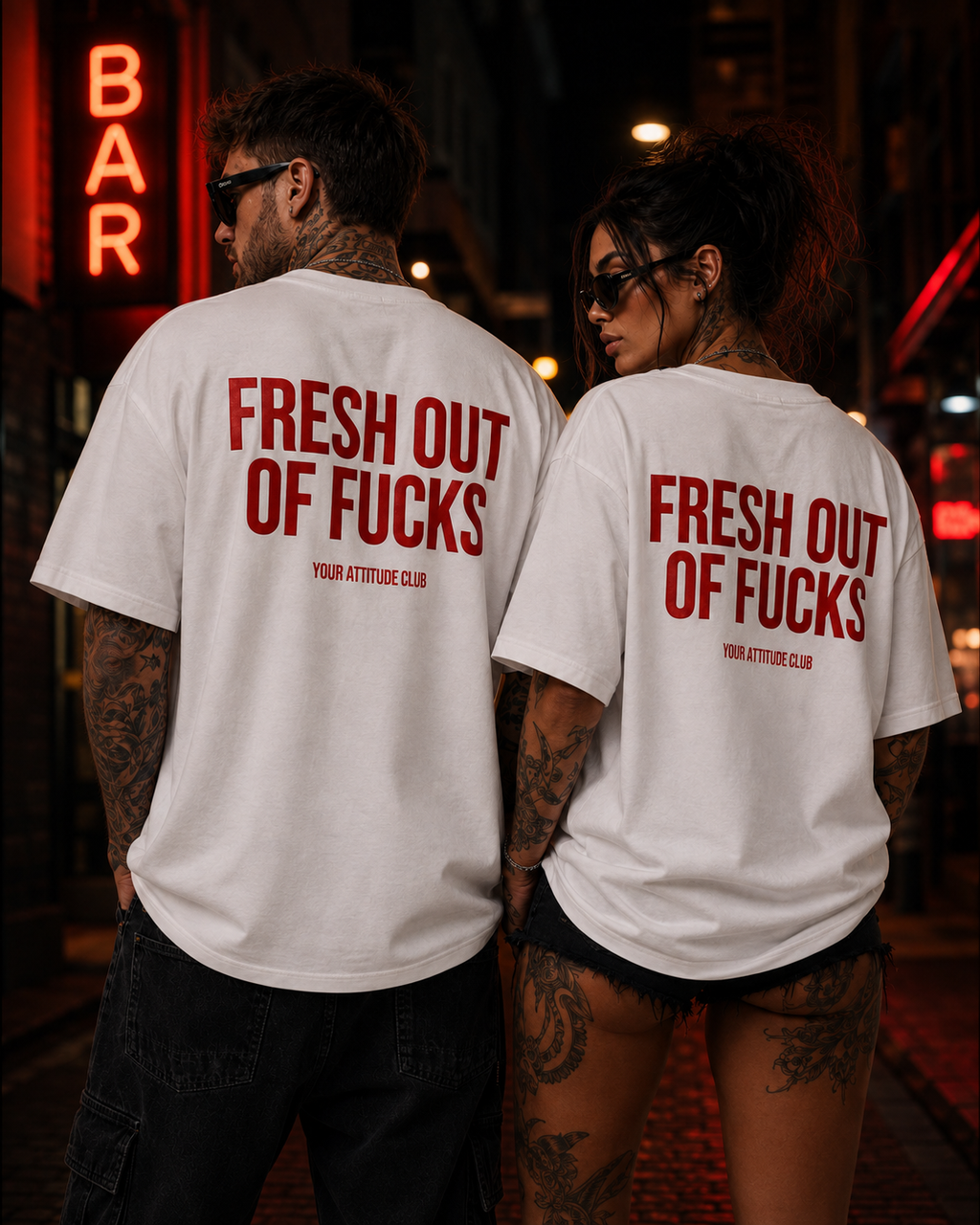 FRESH OUT OF FUCKS – weißes Unisex Oversize Shirt mit rotem Backprint, freches Statement T-Shirt, schwarzer Humor, Streetwear Geschenk
