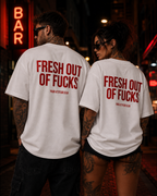 FRESH OUT OF FUCKS – weißes Unisex Oversize Shirt mit rotem Backprint, freches Statement T-Shirt, schwarzer Humor, Streetwear Geschenk