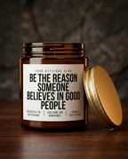 Be The Reason Someone Believes In Good People | Handgemachte Sojawachs Kerze vegan Geschenk Duftkerze Attitude Kerze positives Statement