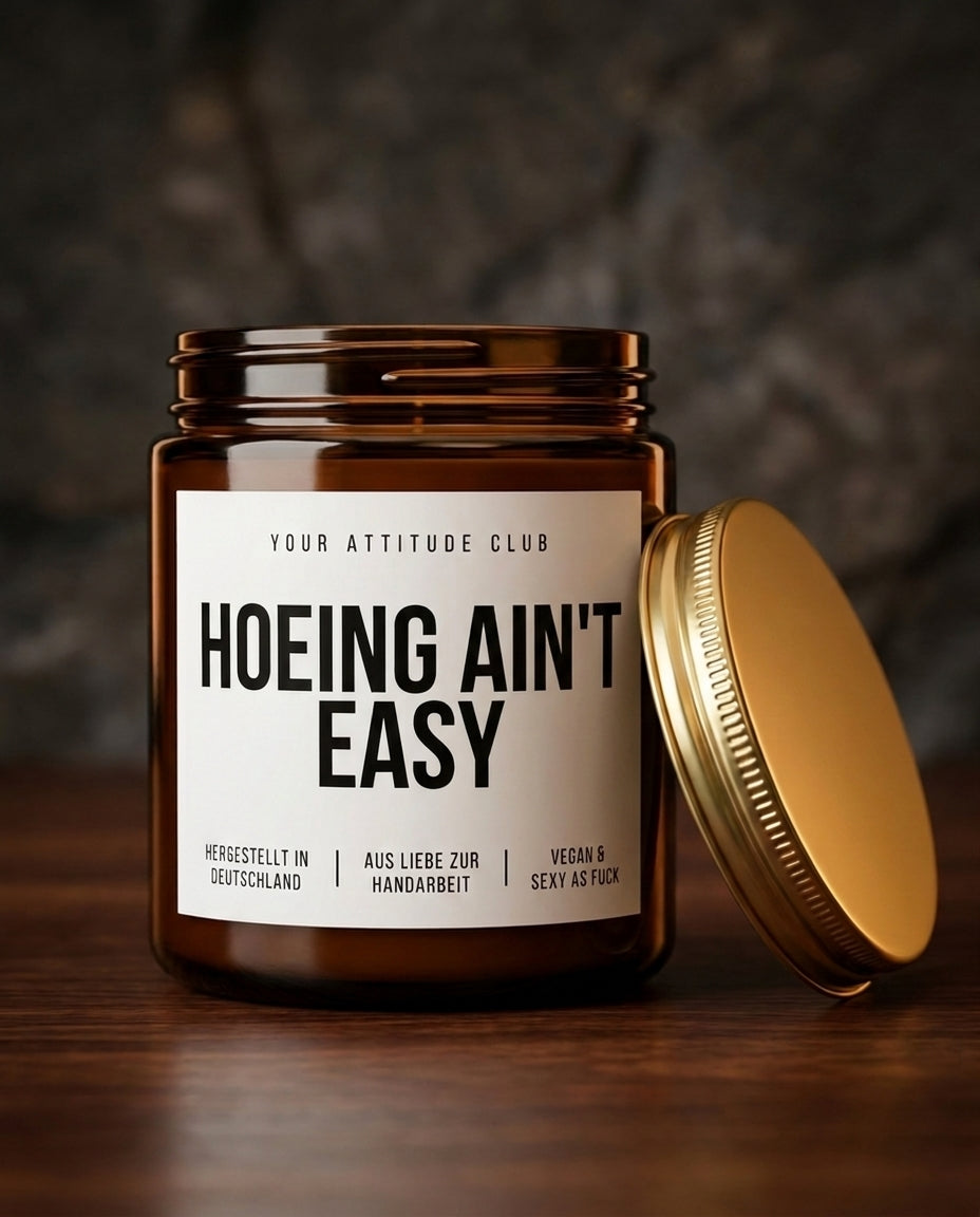 Hoeing Ain't Easy | Freche Sojawachs Kerze vegan handgemacht Geschenk kinky Spruch sexy Duftkerze Dark Humor Attitude Geschenk
