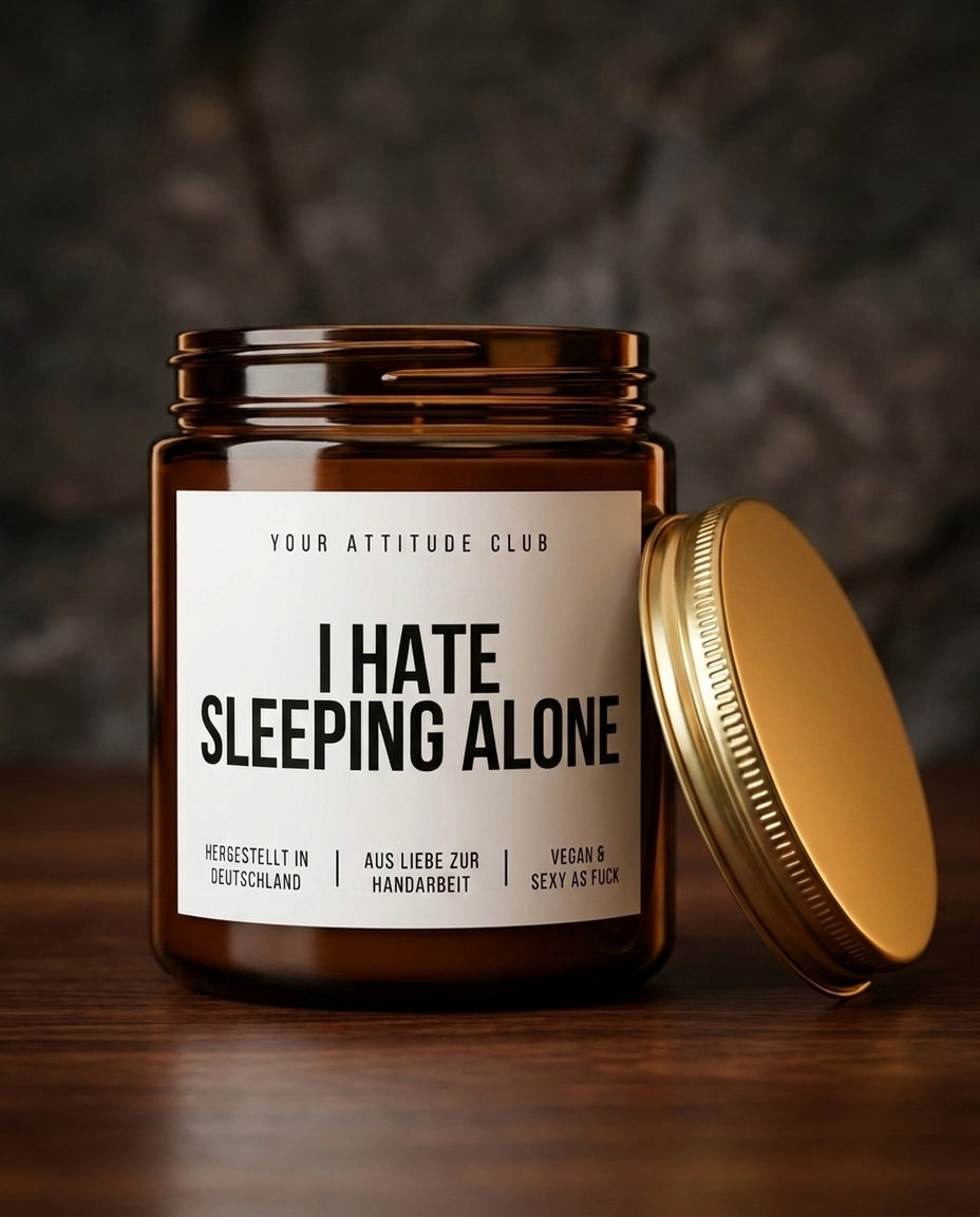 I Hate Sleeping Alone | Kinky Sojawachs Kerze vegan handgemacht Geschenk für Partner frecher Spruch sexy Duftkerze Attitude Geschenk